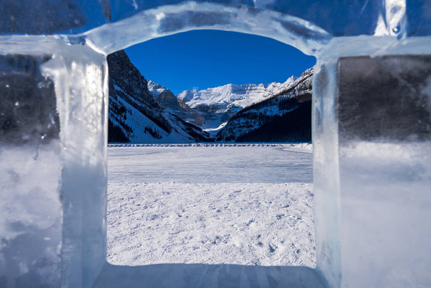 Lago Louise festival de invierno tallado en hielo y pista de patinaje sobre hielo. Parque Nacional Banff, Rockies canadienses. Alberta, Canadá. - Foto, Imagen