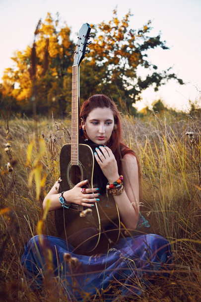 Muoti muotokuva nuori hippi nainen kitara
 - Valokuva, kuva
