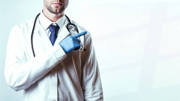 Ärztliche Geste reicht medizinischen Hintergrund. Glückliche Krankenschwester in blauen Handschuhen, Krankenhausuniform, Stethoskop isoliert auf weiß. Nahaufnahme, Hintergrundbild kopieren - Foto, Bild