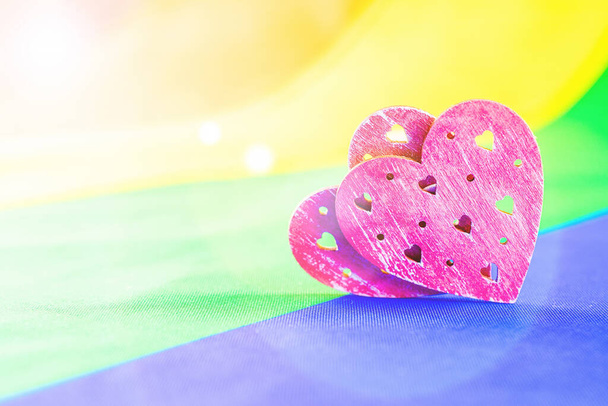 心は同性愛レズビアンの概念を背景に。2つの心lgbtq 、ゲイ、トランスジェンダーの愛のシンボル。LGBTプライドの日お祝い - 写真・画像