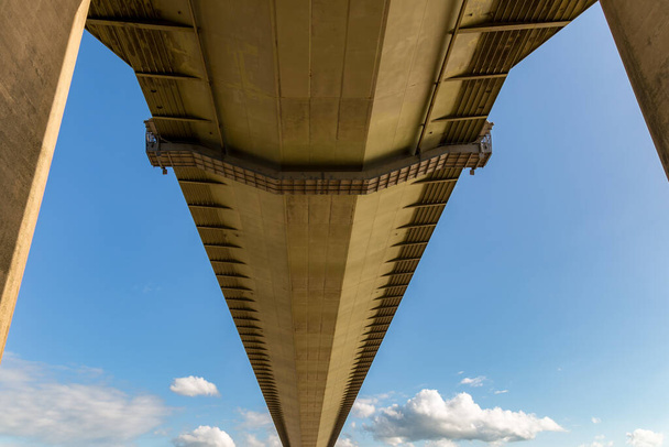 Staande onder de Humber Bridge in Hessle, East Riding of Yorkshire, Verenigd Koninkrijk - Foto, afbeelding
