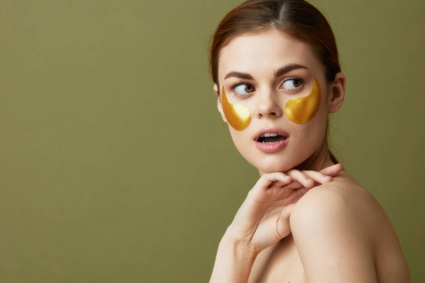 femme patches rajeunissement soin de la peau amusant après douche massage facial fond isolé - Photo, image