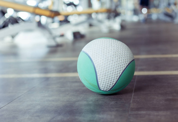Медицинские шарики на полу в спортзале. Оборудование для функционального обучения - Фото, изображение