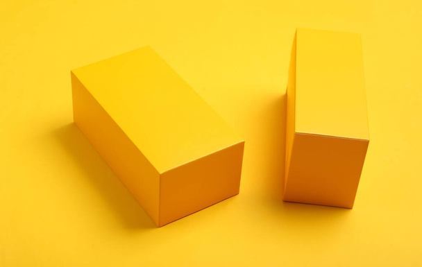 黄色の背景に2つの黄色のボックスのモックアップ - 写真・画像