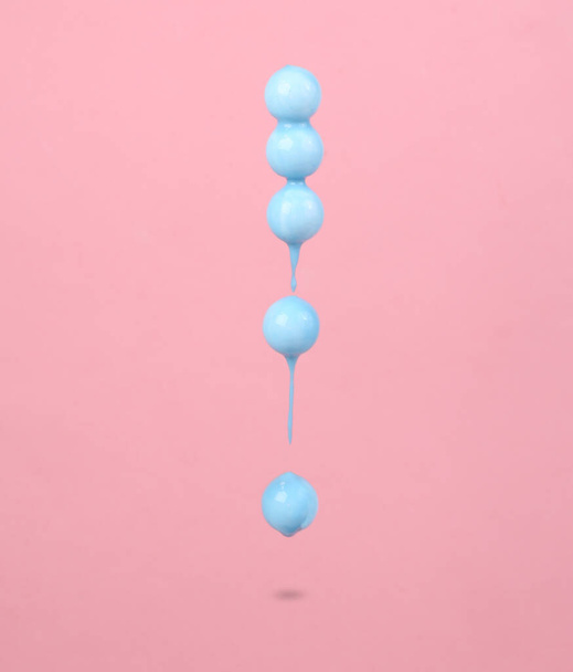Zwevende ballen met druipende verf op roze ondergrond. Minimale creatieve lay-out. Concept art.. - Foto, afbeelding