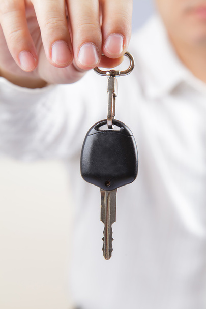 ember mutatja egy autó kulcs  - Fotó, kép