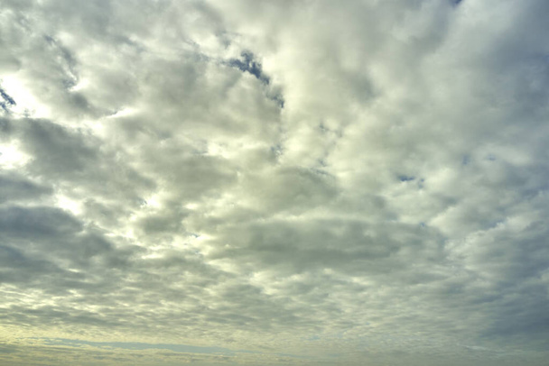 blauer bewölkter Himmel an einem sonnigen Tag Hintergrund Bildschirmschoner Hintergrund. Hochwertiges Foto - Foto, Bild
