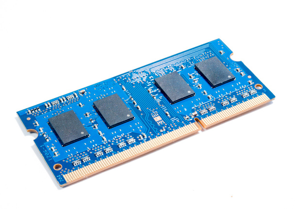 placa de circuito eletrônico com processador isolado em backgro branco
 - Foto, Imagem