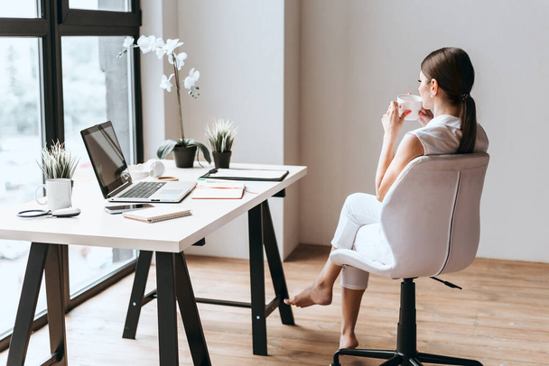 working young business woman from home sitting on floor with laptop. - Foto, Imagem