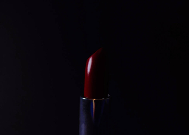punainen huulipuna mustalla taustalla - Valokuva, kuva
