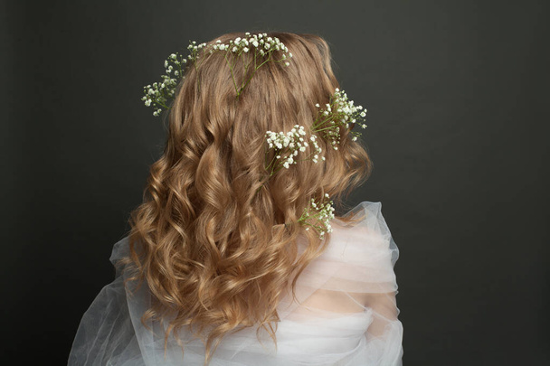 Siyah arka planda beyaz çiçekle süslenmiş mükemmel düğün saç stili. - Fotoğraf, Görsel