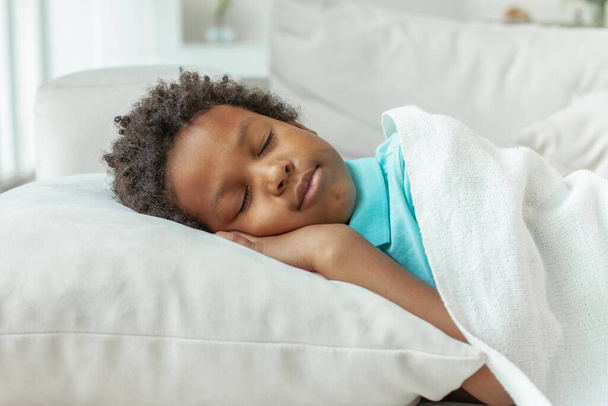 Niedliche kleine afroamerikanische Junge Kind schlafen im Bett - Foto, Bild