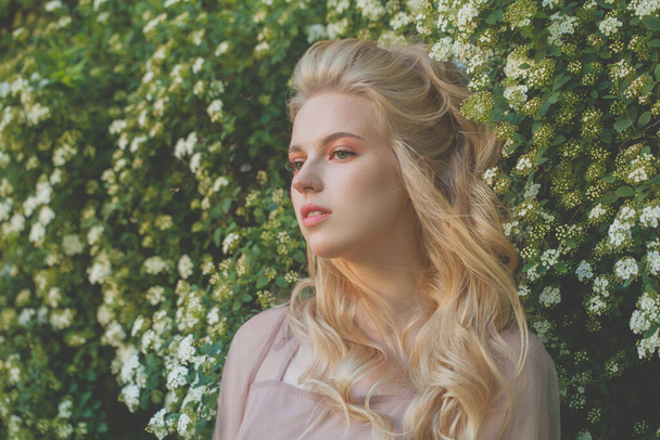 Μόδα εξωτερική φωτογραφία της όμορφης γυναίκας με ξανθά μαλλιά στον καλοκαιρινό κήπο - Φωτογραφία, εικόνα