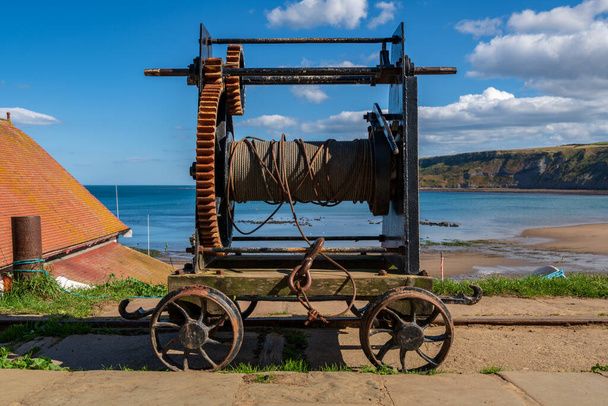 Ένα παλιό βαρούλκο σχοινιού στις ακτές της Βόρειας Θάλασσας στο Runswick Bay, North Yorkshire, Αγγλία, Ηνωμένο Βασίλειο - Φωτογραφία, εικόνα
