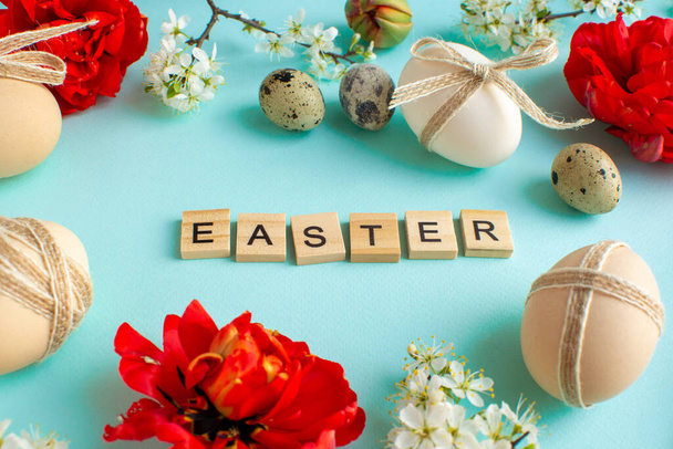 Happy Easter eggs and spring flowers. Easter background with copy space. - Foto, Imagen