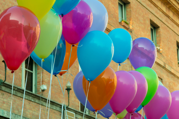 renkli balon bir ofis binasının önünde yakın çekim - Fotoğraf, Görsel