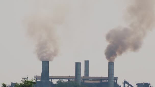 発電所煙スタック充填空から蒸気を渦巻く。工場からの煙突の喫煙。サンライズ汚染環境での発電所や石油精製の煙突。大気汚染の概念。映像Bロール - 映像、動画