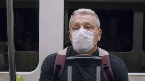 Homem sênior em máscara viajando de metrô - Filmagem, Vídeo