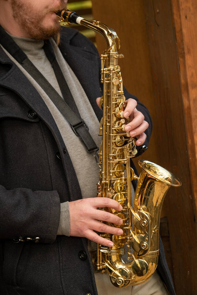 Crop man jouer du saxophone dans la rue - Photo, image