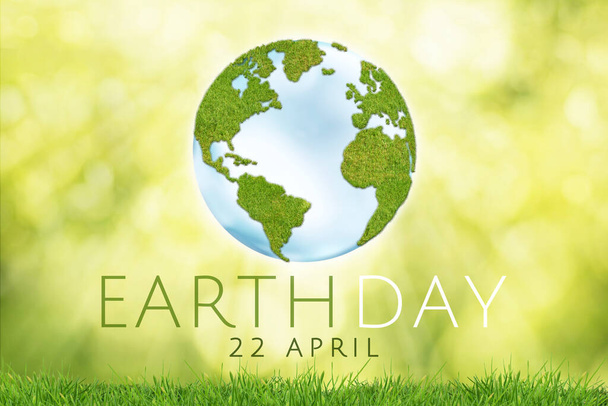 Lo sfondo della Giornata della Terra. Terra globo con continenti fatti di erba su sfondo verde sfocato con erba. - Foto, immagini