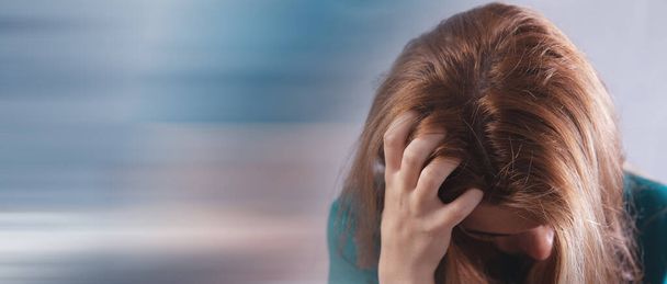 a young woman has an itchy head - Zdjęcie, obraz
