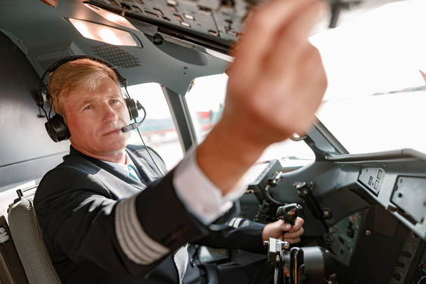 Пілот людини в навушниках, що керують польотом літака
 - Фото, зображення