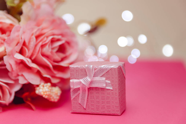 Vaaleanpunainen lahjapakkaus kosintaa varten. Yllätyslahja. Romantiikan tausta - Valokuva, kuva