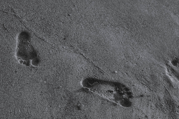 impronte sulla sabbia foto in bianco e nero. foto di sfondo di impronte umane - Foto, immagini