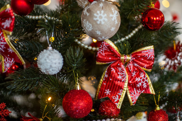hangulatos díszített karácsonyfa piros színű dekoráció a hone belsejében közeli - Fotó, kép
