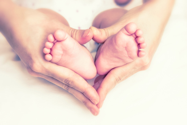 Annesi elinde bebek ayaklar - Fotoğraf, Görsel