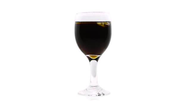Бокал шампанского вина и кубик льда в изолированном виде на белом фоне - Кадры, видео