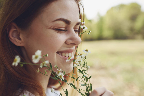 felice donna con fiori bianchi all'aperto sul prato ritratto Copy Space - Foto, immagini