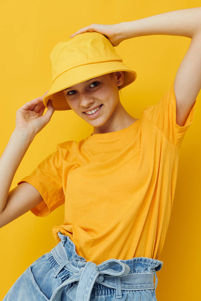 hermosa chica en una camiseta amarilla y Sombrero emociones estilo verano aislado fondo - Foto, imagen
