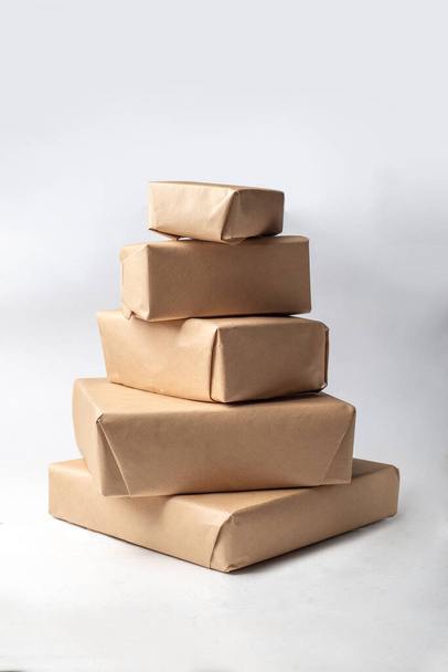 Wrapped gifts in kraft paper. Christmas tree made of gifts - Foto, afbeelding