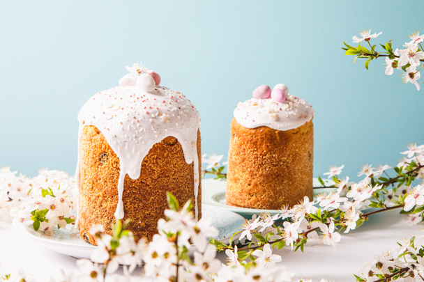 Buzlu ve süslemeli Paskalya pastası. Paskalya ekmekli kartpostal. Hristiyan gelenekleri. Uzayı kopyala Beyaz arkaplan - Fotoğraf, Görsel