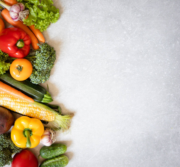 Gesunde Ernährung Hintergrund. Gesunde vegane vegetarische Kost. Frische rohe Salatzutaten, Gemüse Tomaten Gurken Salat Pfeffer. Kopierraum, selektiver Fokus - Foto, Bild