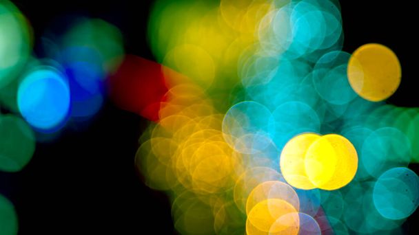 fondo abstracción borrosa de linternas de colores y decoraciones. textura bokeh de las luces de color de calle - Foto, imagen