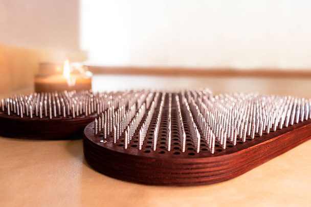 Placa de madeira do Sadhu para práticas de terapia de unhas. Meditação, prática de ioga. - Foto, Imagem
