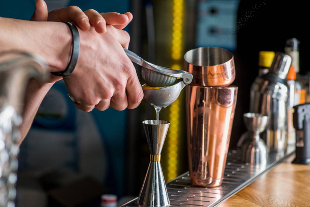 Bartender prepares a cocktail - Fotó, kép