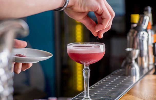 barkeeper prepares a cocktail - 写真・画像