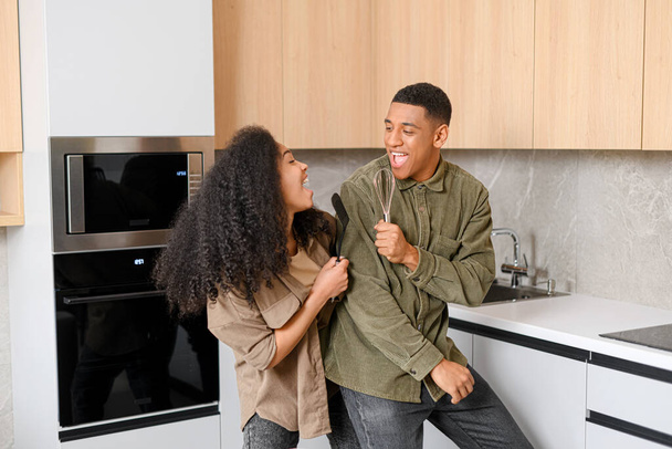 Portrait of joyful married couple laughing at home. Woman and her handsome man smiling and having fun together - Foto, Imagem
