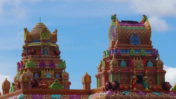 Mauritius, Ganga Talao, 18 januari 2022: Indiase architectuur. Uitzicht op de Indische Tempel in Mauritius. Bewegende wolken op de achtergrond - Video