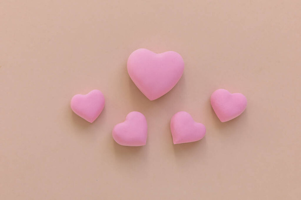 3d corazones rosados arreglo creativo. Concepto de amor, relación romántica, símbolo de la forma del corazón, diseño simple, celebración del día de San Valentín, fondo de la boda. - Foto, imagen