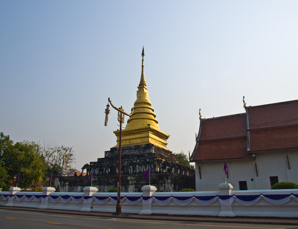 Golden pagoda and vihara, Wat Phra That chaeng kam, Nan Thailand - Foto, immagini