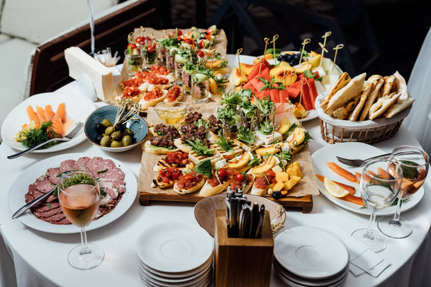 A set of juicy servings of steak, cheese platter, healthy vegetable platter, meat, sandwiches, fruits, carpaccio and tartare. Healthy food - Foto, Imagem