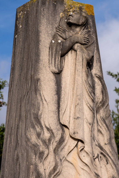 mujer en fuego símbolo de purificación, P. Colombas, Cementerio de Alaro, Mallorca, Islas Baleares, España - Foto, imagen