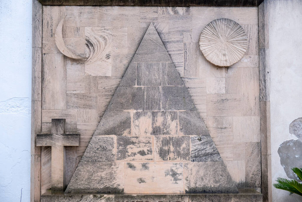 piramida, księżyc i słońce jako symbole pogrzebowe, cmentarz Ses Salines, Majorka, Baleary, Hiszpania - Zdjęcie, obraz