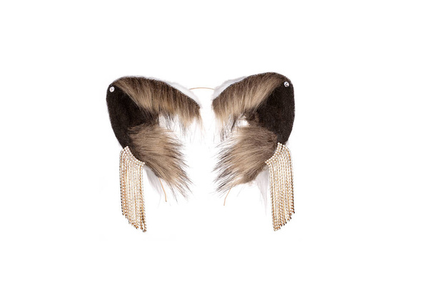 Vereinzelte flauschige Fuchsohren Stirnband auf weißem Hintergrund. - Foto, Bild