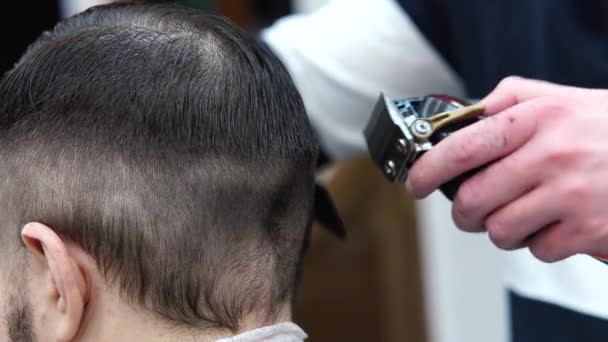 Zamknij fryzjera stylizacji klienta włosów w salonie fryzjerskim. Cięcie włosów u fryzjera. - Materiał filmowy, wideo