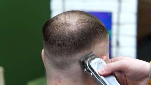 Chiudere parrucchiere styling cliente nel barbiere. Taglio di capelli dal barbiere. - Filmati, video